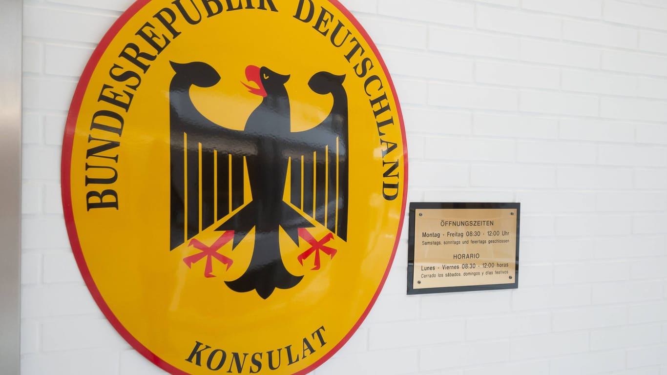 Schild des deutschen Konsulats in Malaga: Gilt das Grundgesetz auch im Ausland?