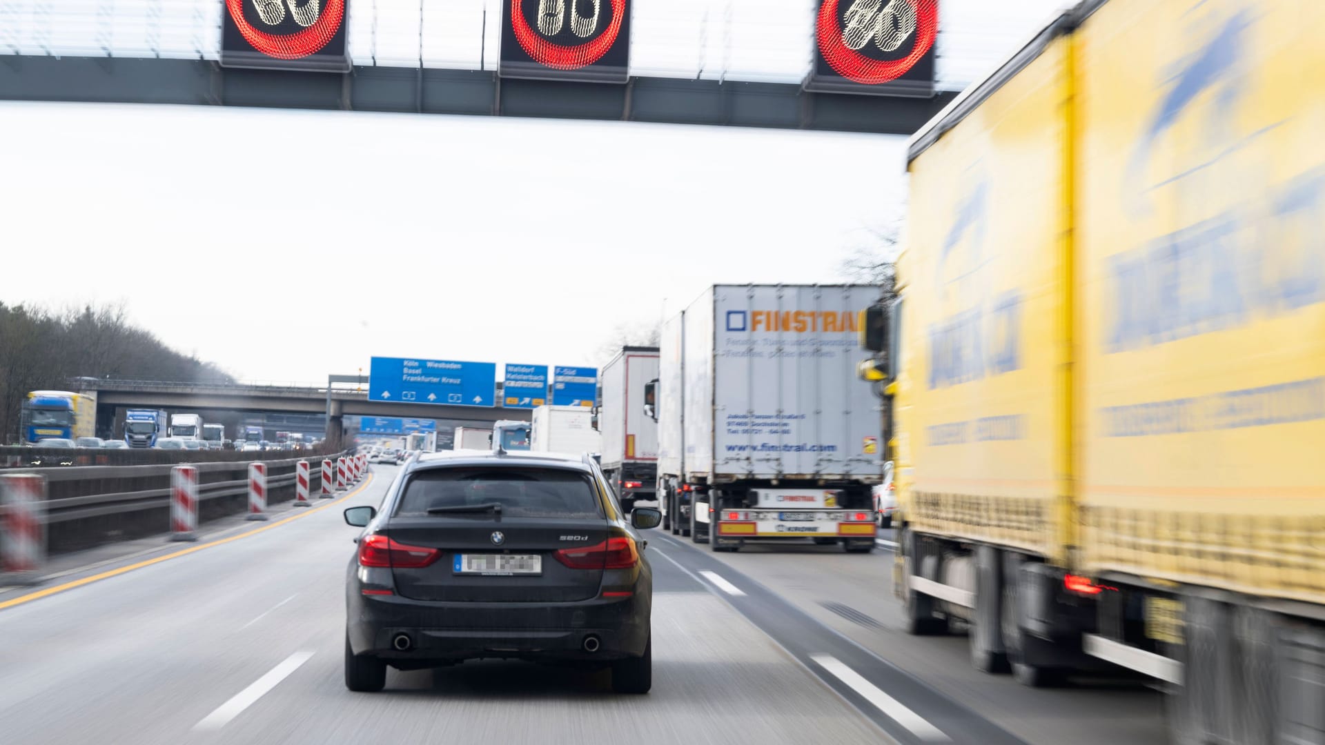 Dichter Verkehr auf der Autobahn: Bei zu geringem Abstand zum Vordermann sollten Sie den Fuß vom Gas nehmen.