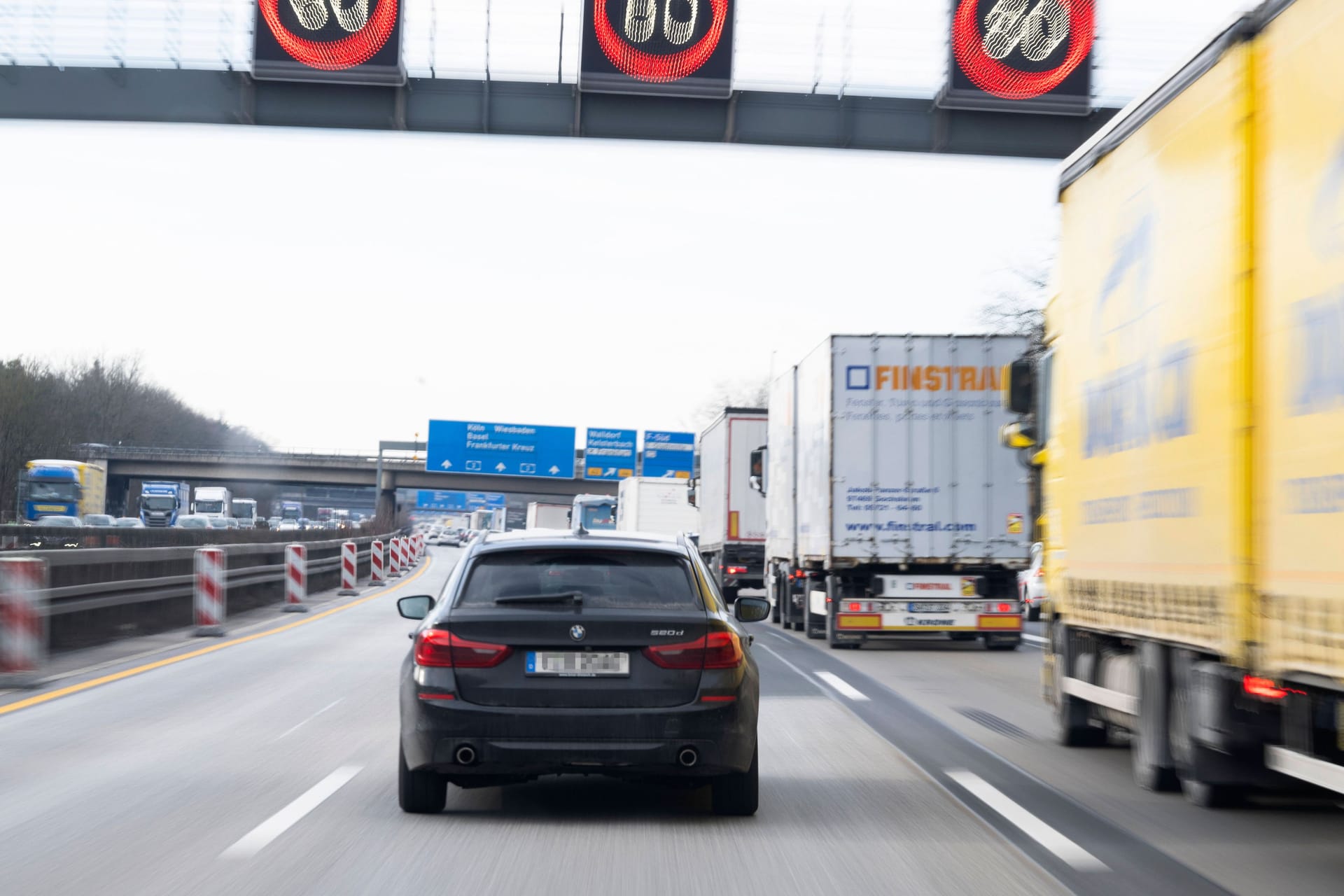 Dichter Verkehr auf der Autobahn: Bei zu geringem Abstand zum Vordermann sollten Sie den Fuß vom Gas nehmen.