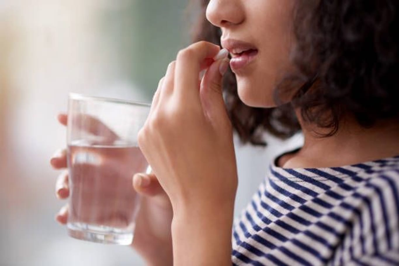 Tabletten am besten mit Leitungswasser schlucken: Bei der Mehrheit der Schilddrüsenerkrankungen ist eine langfristige Therapie nötig.