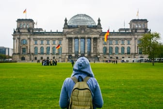 Eine Person schaut auf den Deutschen Bundestag in Berlin (Symbolbild): Berliner gehören zu den unzufriedensten Großstädtern.