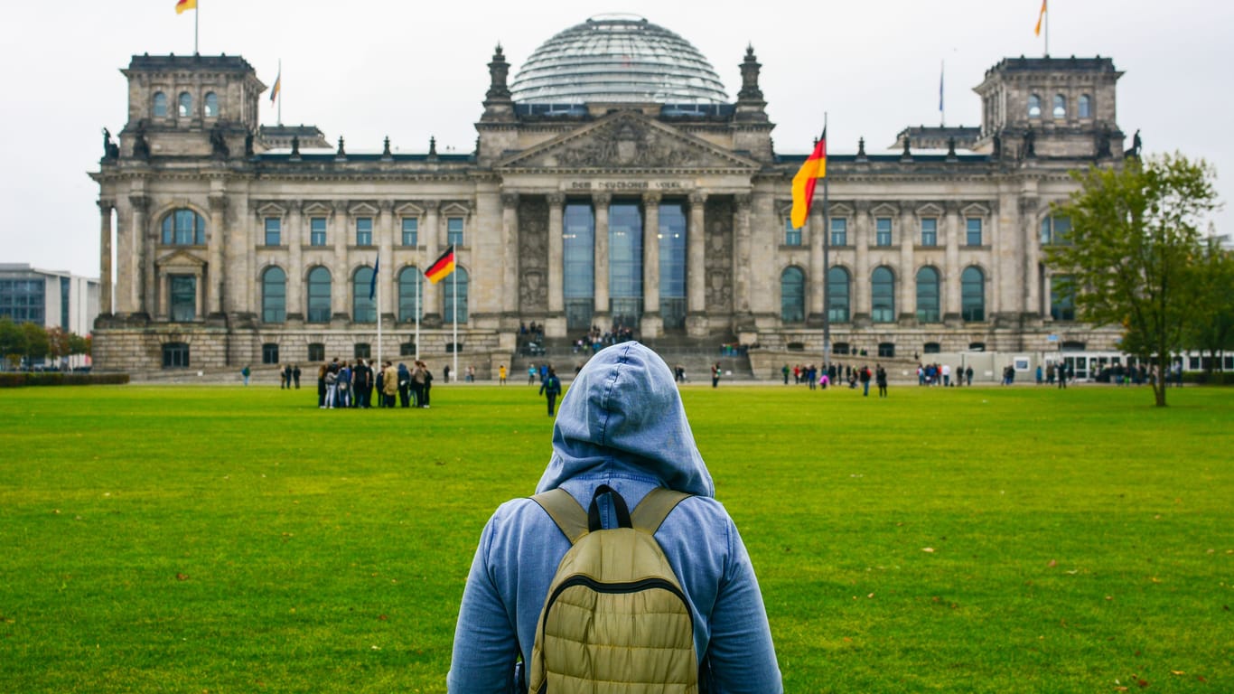 Eine Person schaut auf den Deutschen Bundestag in Berlin (Symbolbild): Berliner gehören zu den unzufriedensten Großstädtern.