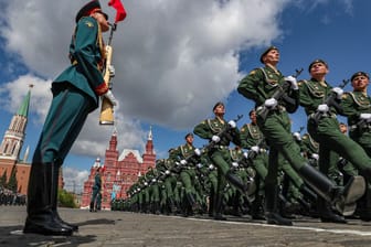 Russische Soldaten proben die Militärparade zum Tag des Sieges auf dem Roten Platz.