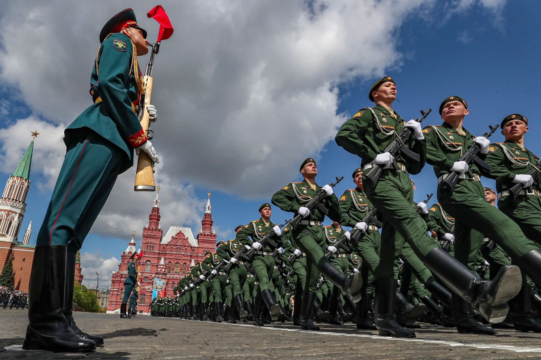 Russische Soldaten proben die Militärparade zum Tag des Sieges auf dem Roten Platz.