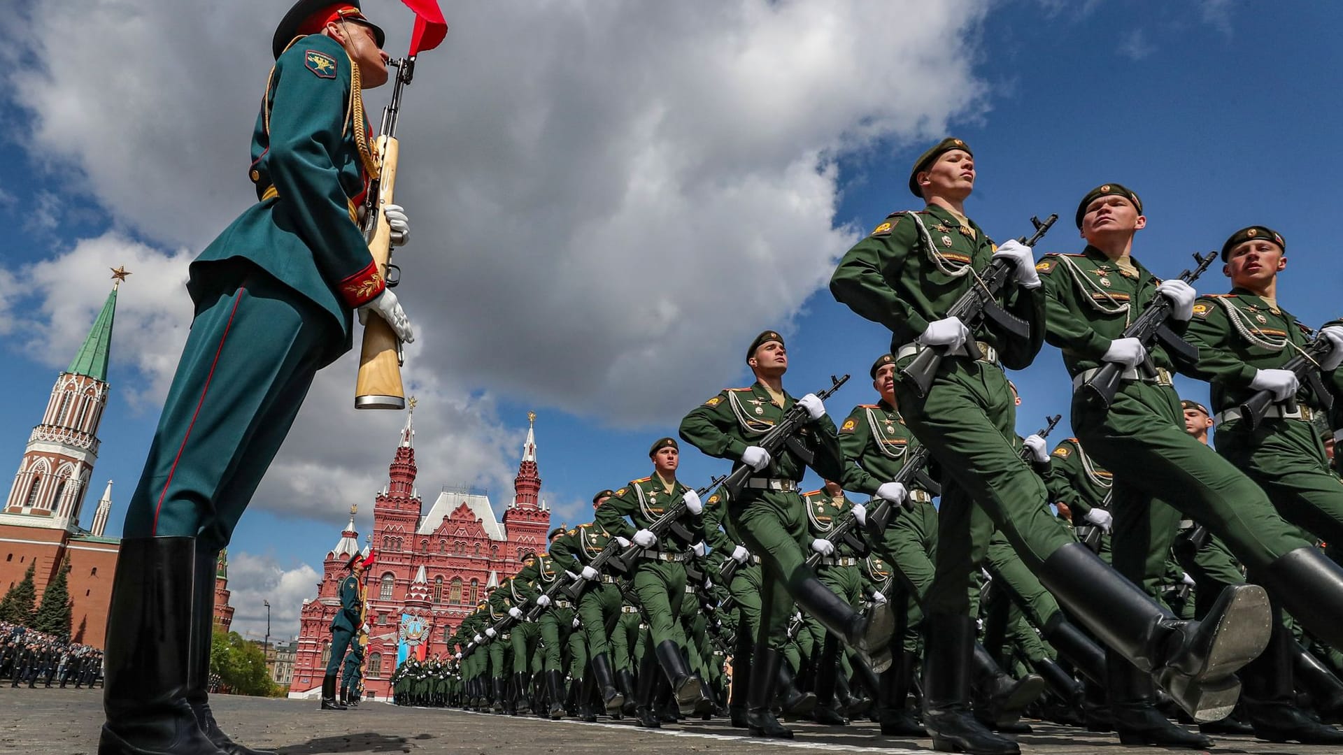 Russische Soldaten proben die Militärparade zum Tag des Sieges auf dem Roten Platz.