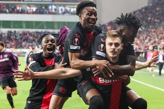 Leverkusens Spieler feiern das späte Tor zum 2:2: Die "Werkself" blieb erneut ungeschlagen.