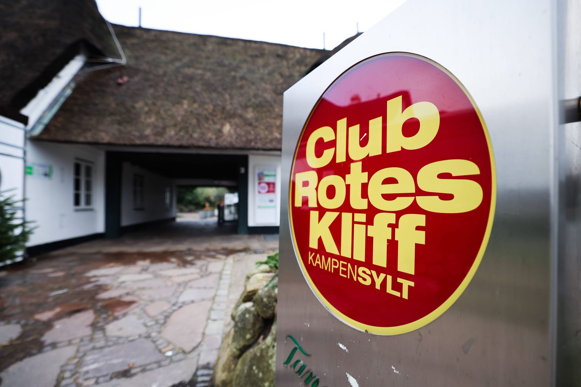 Eingang der Diskothek „Club Rotes Kliff“ auf Sylt: Der Club hat nun selbst mitgeteilt, dass es auch bei ihnen rassistische Gesänge gab.