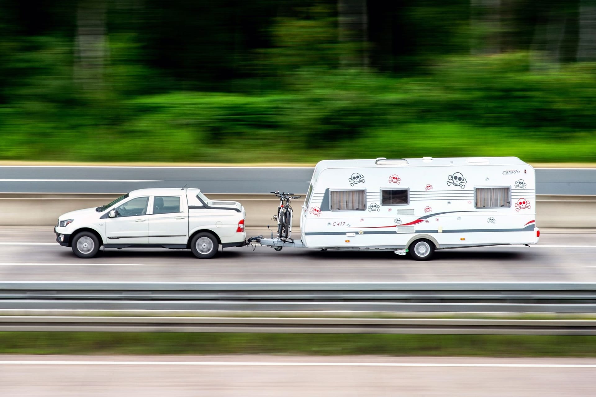 Caravan-Gespann fährt auf einer Straße