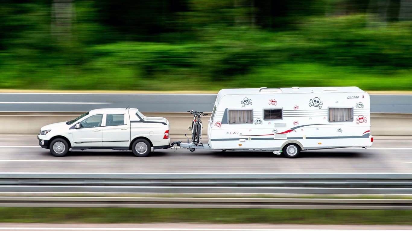 Caravan-Gespann fährt auf einer Straße