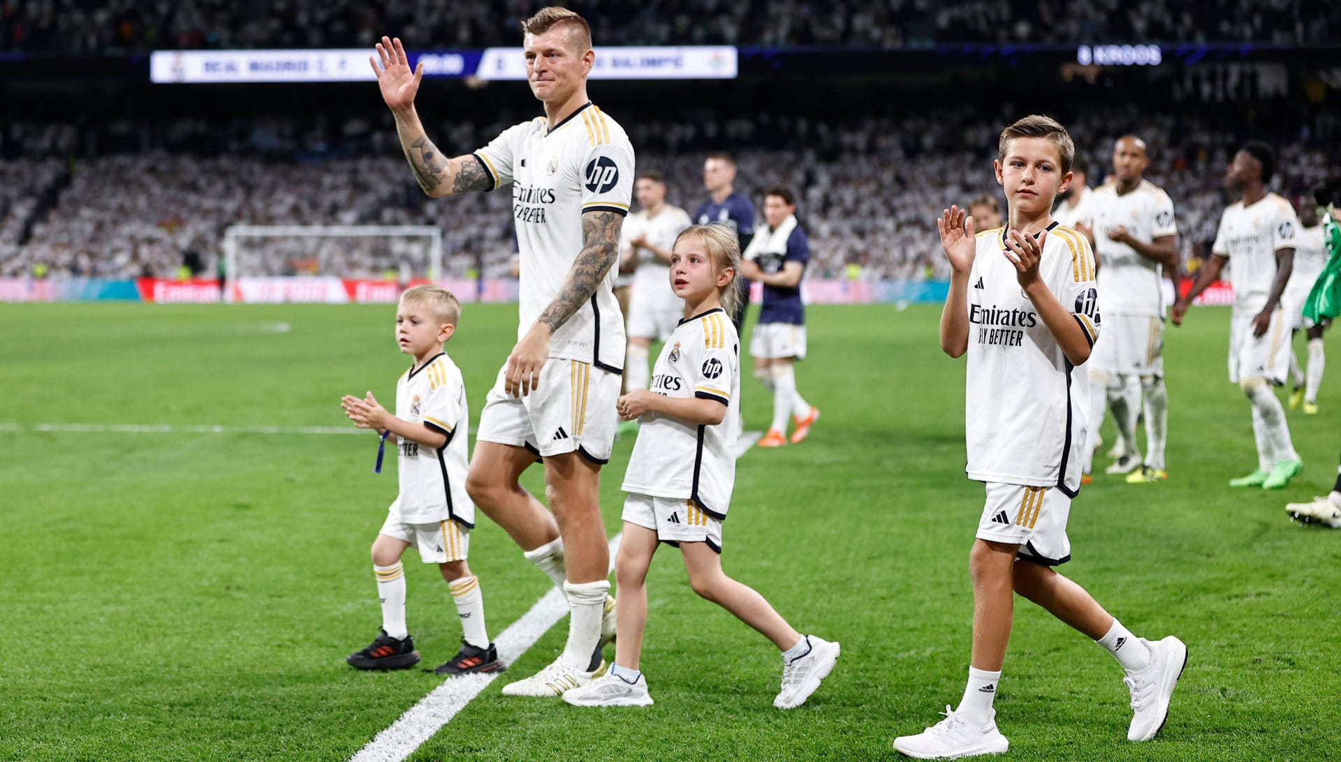 Toni Kroos mit seinen Kids beim Abschied von Real Madrid am 25. Mai 2024 im Bernabeu.