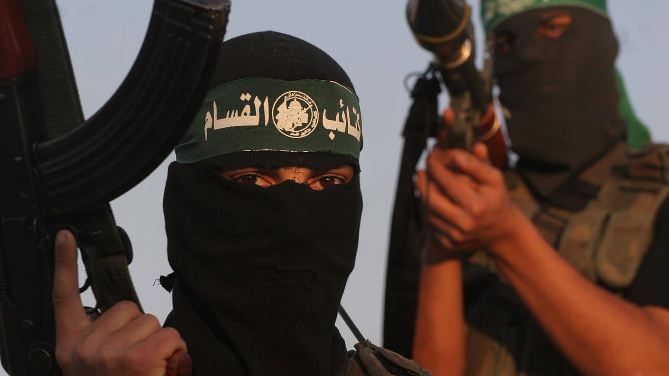 Vermummte Kämpfer der Hamas (Archivbild): Eigenen Angaben zufolge ist der Kontakt zu den Bewachern von vier Geiseln verloren gegangen.