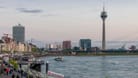 Rheinpromenade in Düsseldorf (Archivfoto): An der Rheinkniebrücke ist am Sonntag eine Frau fast ertrunken, ihr Mann wird in dem Fluss noch vermisst.