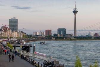 Rheinpromenade in Düsseldorf (Archivfoto): An der Rheinkniebrücke ist am Sonntag eine Frau fast ertrunken, ihr Mann wird in dem Fluss noch vermisst.