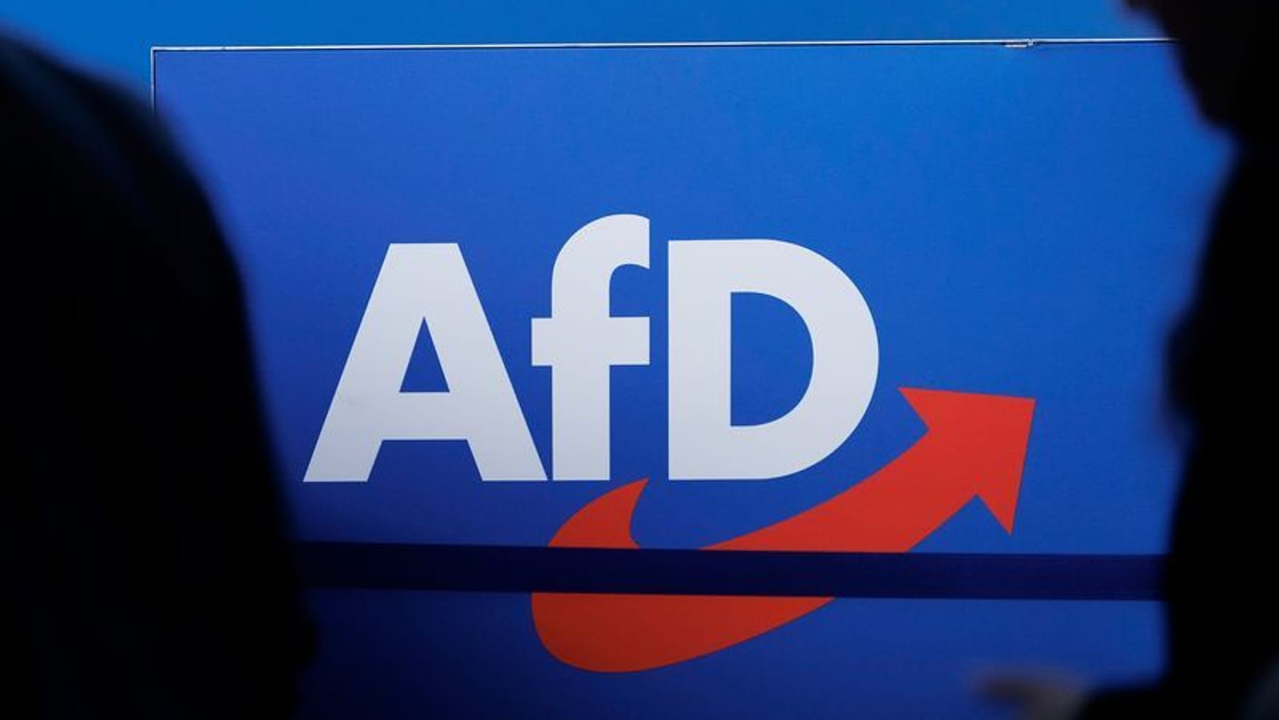 Unbekannte werfen einen Brandsatz auf das Haus eines AfD-Politikers