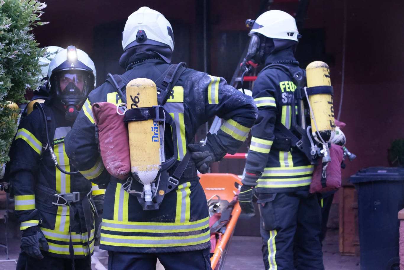 Feuerwehr im Einsatz (Archivbild): In Hannover ist eine Frau bei einem Brand gestorben.