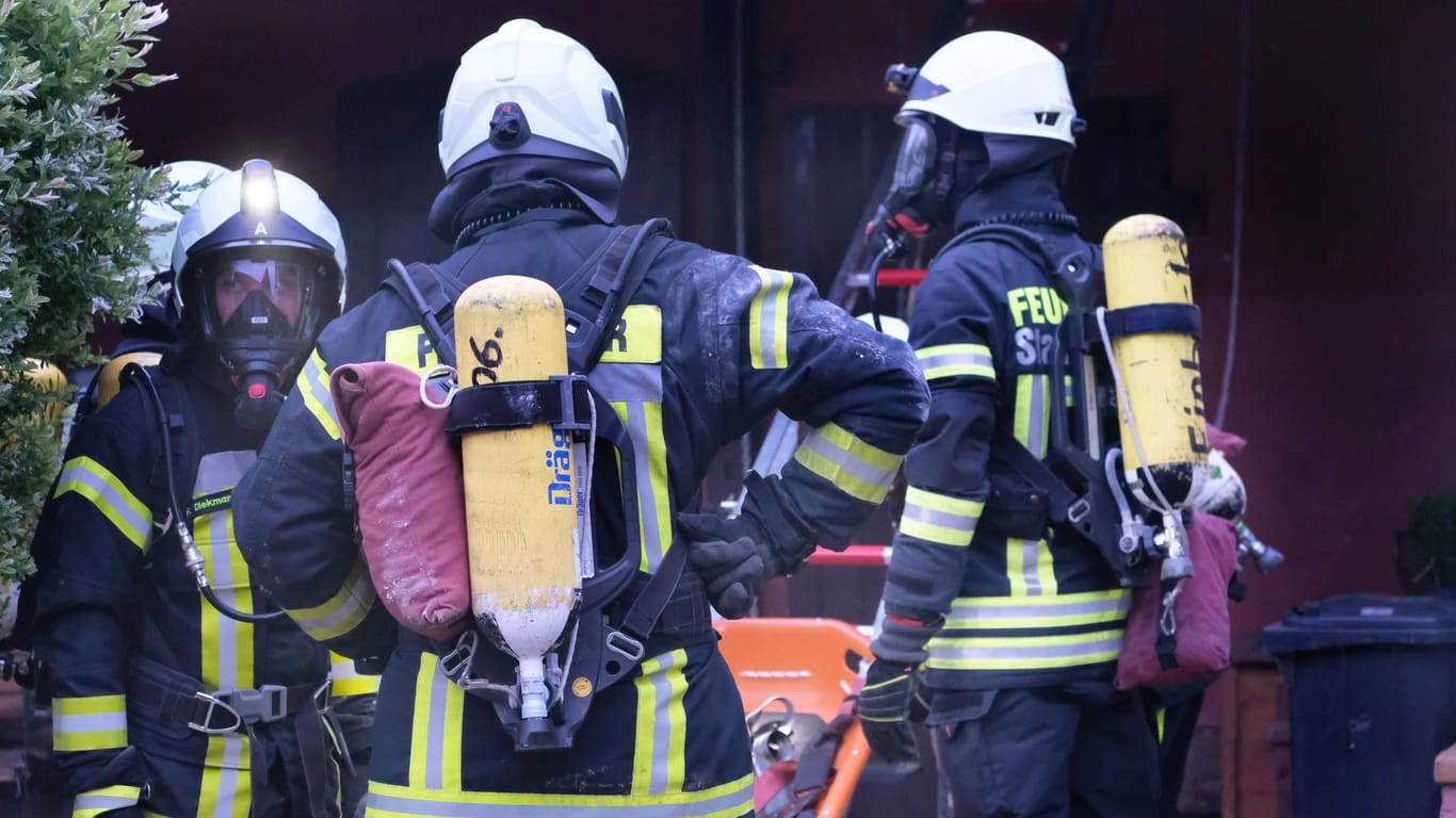 Feuerwehr im Einsatz (Archivbild): In Hannover ist eine Frau bei einem Brand gestorben.