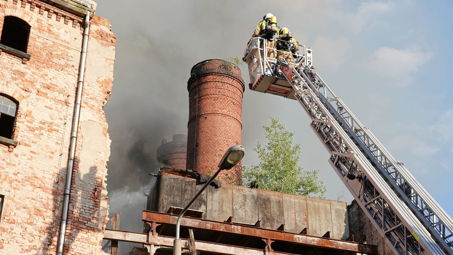 Dresden: In Leuben steht eine alte Brache in Flammen.