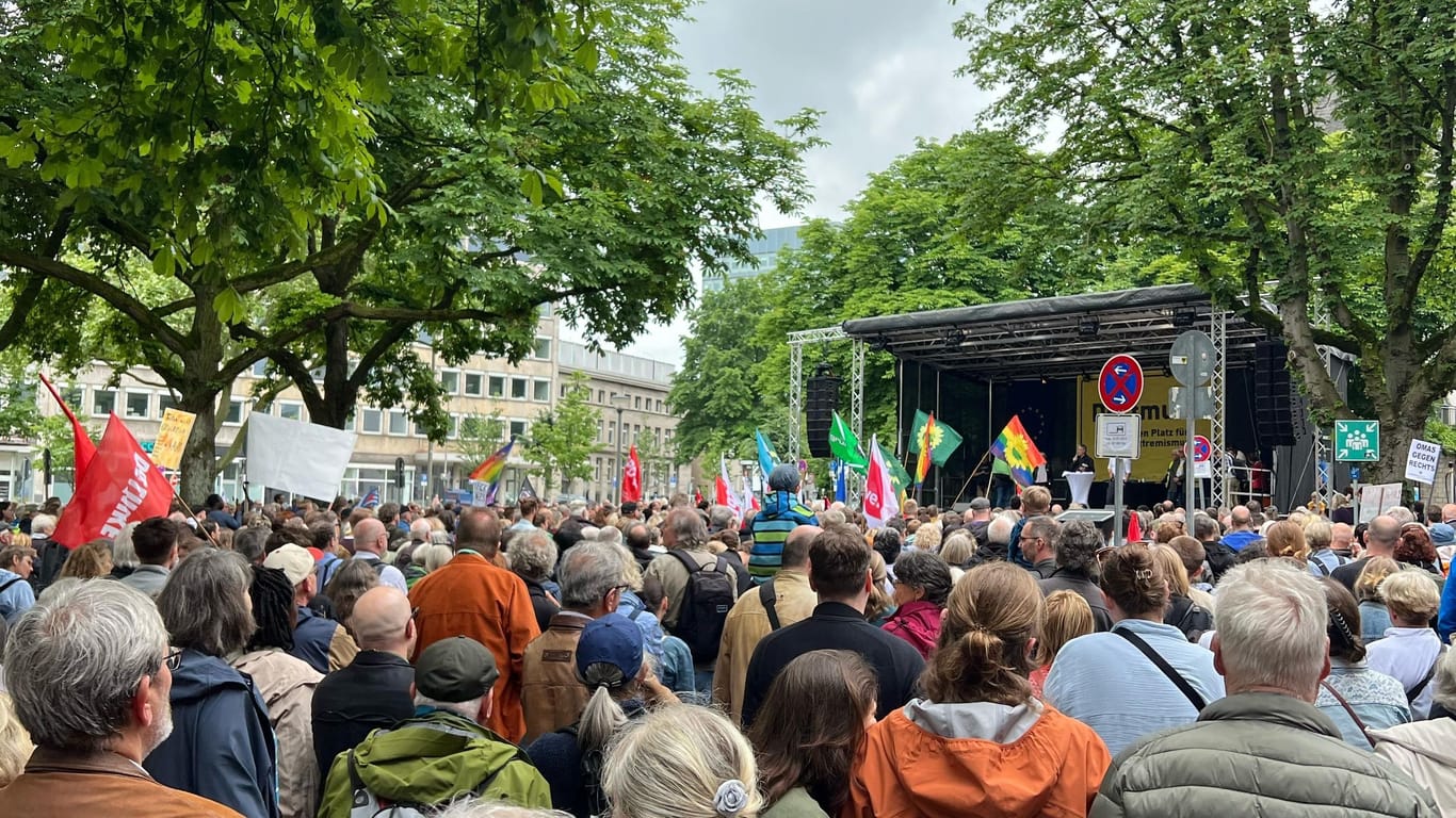 Kleine und große, junge und alte Dortmunder demonstrierten am Wochenende für den Erhalt der Demokratie.