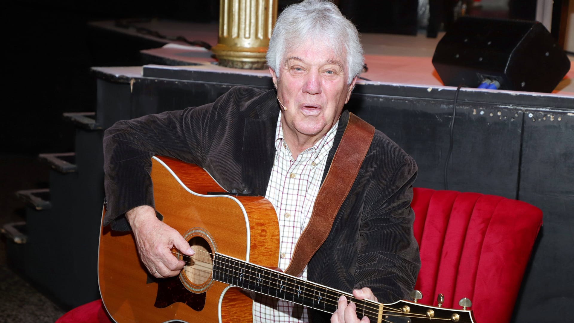 Rolf Zuckowski spielt auf einer Gitarre (Archivbild): In diesem Jahr entsteht eine neue Version der bekannten "Vogelhochzeit". Rolf Zuckowski spielt auf einer Gitarre (Archivbild): In diesem Jahr entsteht eine neue Version der bekannten "Vogelhochzeit".