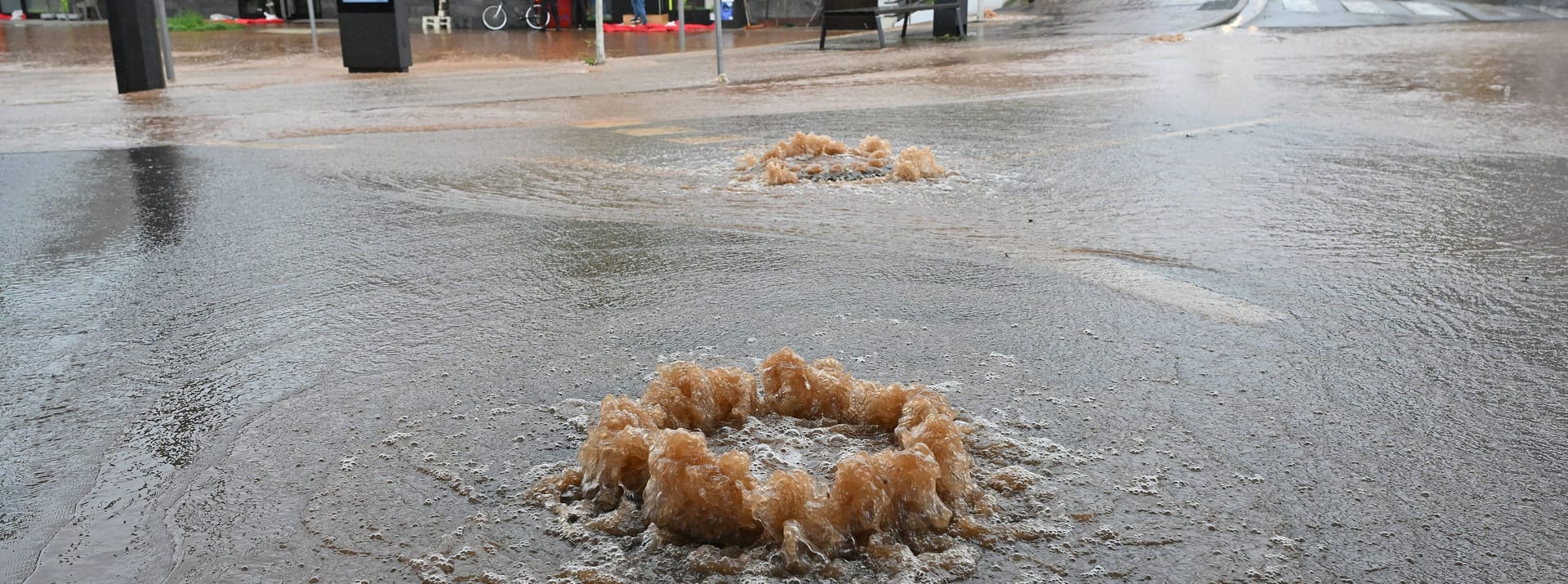 Das Abwassersystem von Lebach kann das Wasser nicht mehr halten: Es drückte sich durch die Kanäle nach oben.