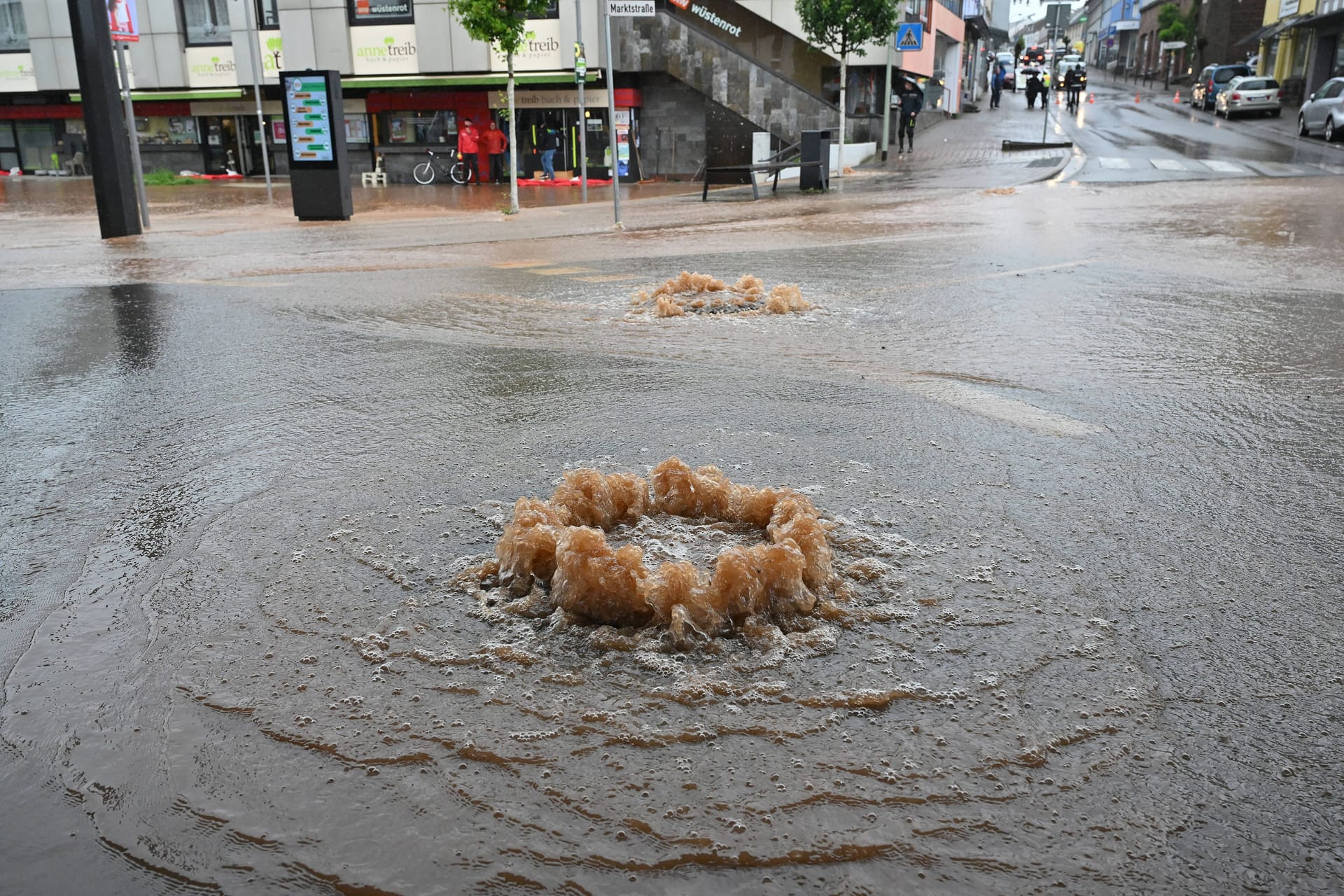 Das Abwassersystem von Lebach kann das Wasser nicht mehr halten: Es drückte sich durch die Kanäle nach oben.