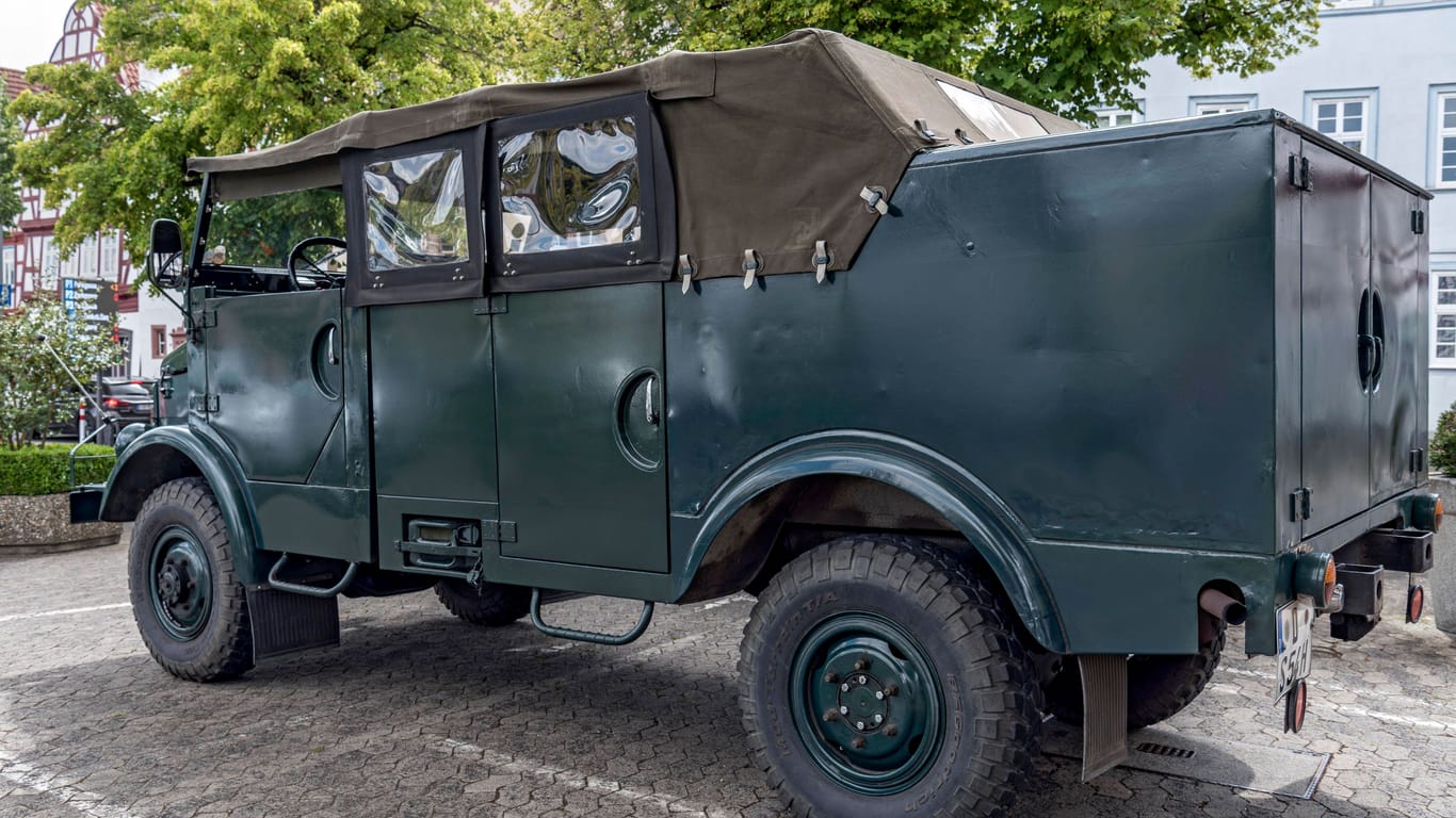 Ein Kübelwagen der Marke Borgward (Symbolbild): An Christi Himmelfahrt fuhr eine Gruppe von Männern in einem Militärfahrzeug durch Dresden, bis sie von der Polizei gestoppt wurde.