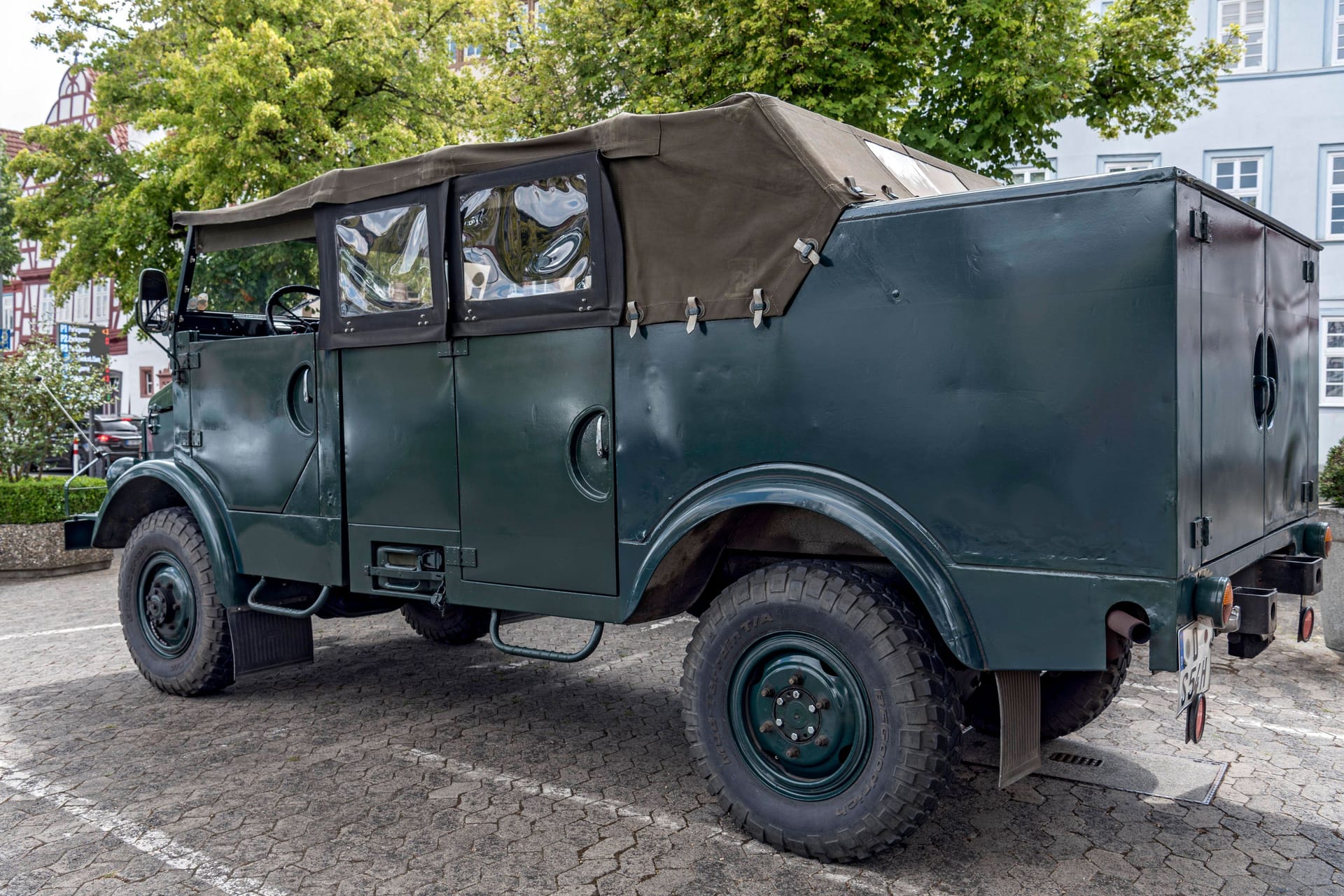 Ein Kübelwagen der Marke Borgward (Symbolbild): An Christi Himmelfahrt fuhr eine Gruppe von Männern in einem Militärfahrzeug durch Dresden, bis sie von der Polizei gestoppt wurde.