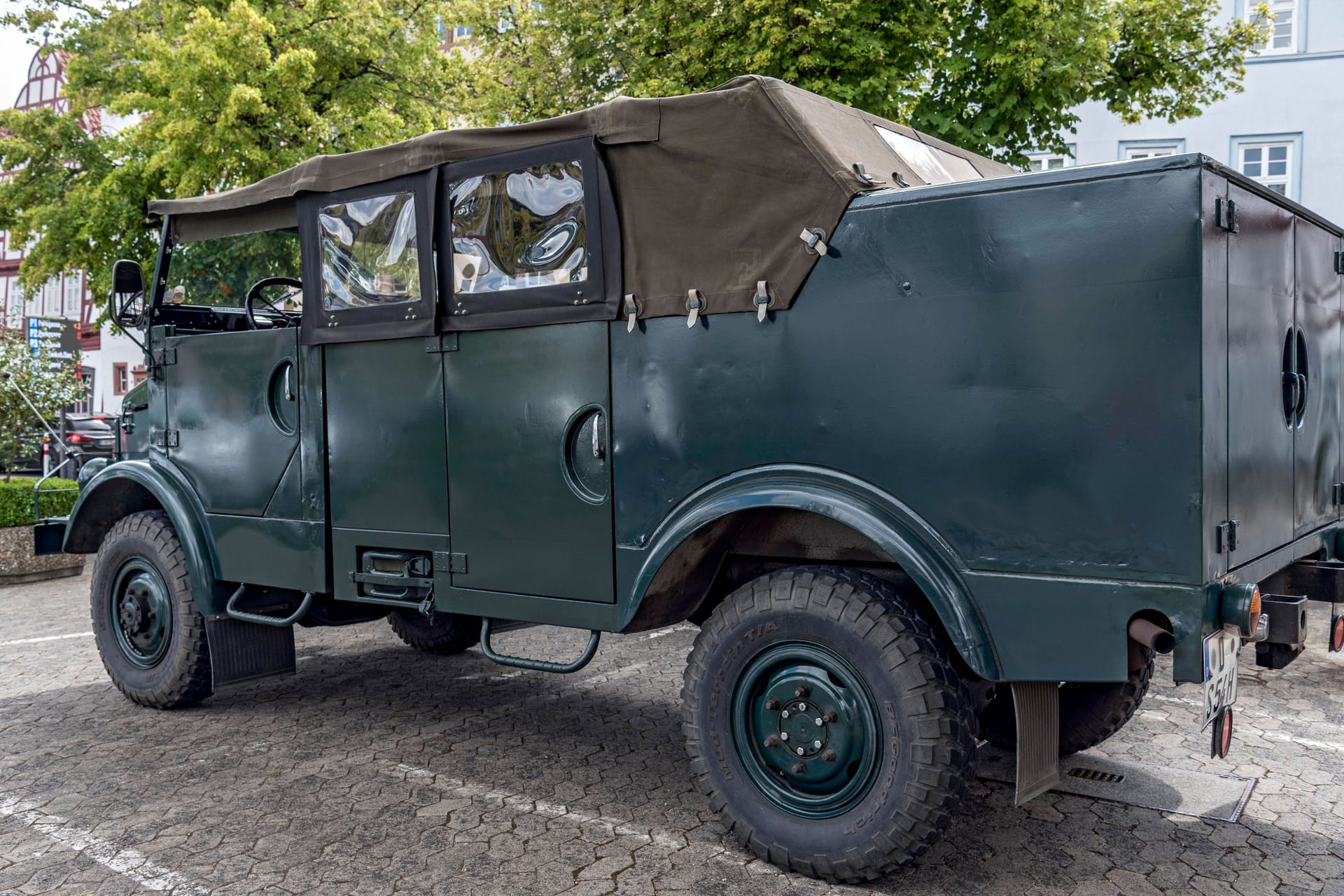 Ein Kübelwagen der Marke Borgward (Symbolbild): An Christi Himmelfahrt fuhr eine Gruppe von Männern in einem Militärfahrzeug durch Dresden, bis sie von der Polizei gestoppt wurde.