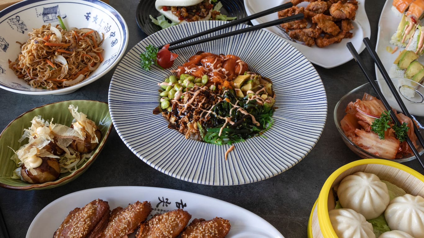 Essen in einem China-Restaurant (Symbolfoto): In einem Lokal am Stadtwald fanden Lebensmittelkontrolleure zahlreiche Missstände vor.