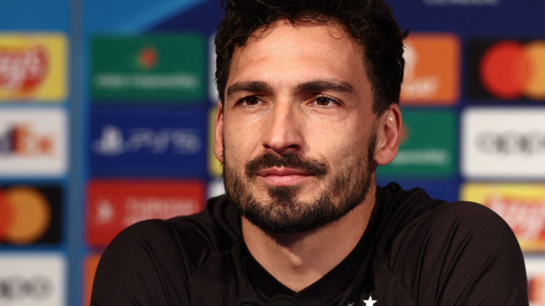 Mats Hummels auf der Pressekonferenz vor dem Rückspiel in Paris.