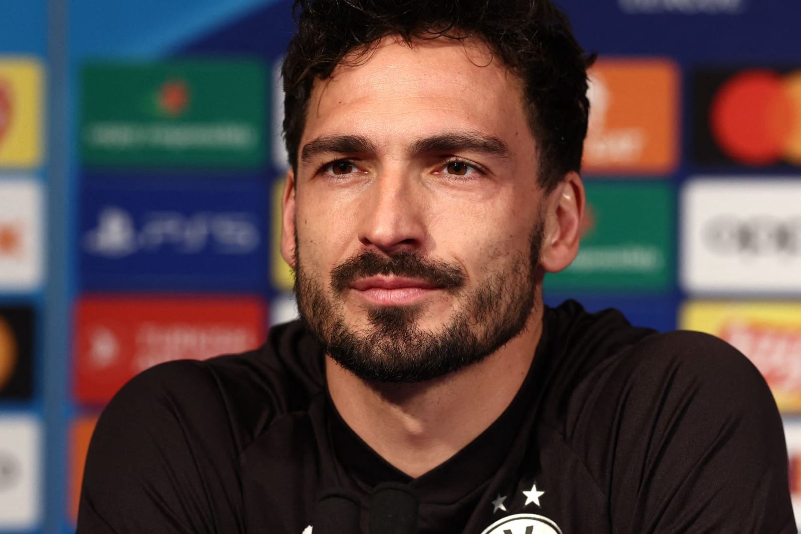 Mats Hummels auf der Pressekonferenz vor dem Rückspiel in Paris.