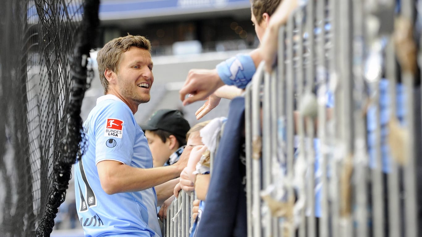 Abschied von seinen Fans: Benjamin Lauth nach seinem letzten Heimspiel im Trikot von 1860 München in der Saison 2013/14.