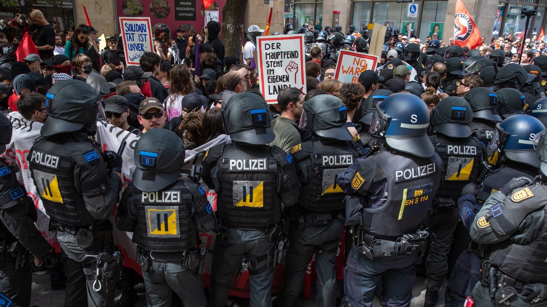 Stuttgart: Einheiten der Polizei stoßen während der Revolutionären 1. Mai Demo in der Stuttgarter Innenstadt mit Demonstrationsteilnehmern zusammen. Dabei wurde auch Pfefferspray angewendet.