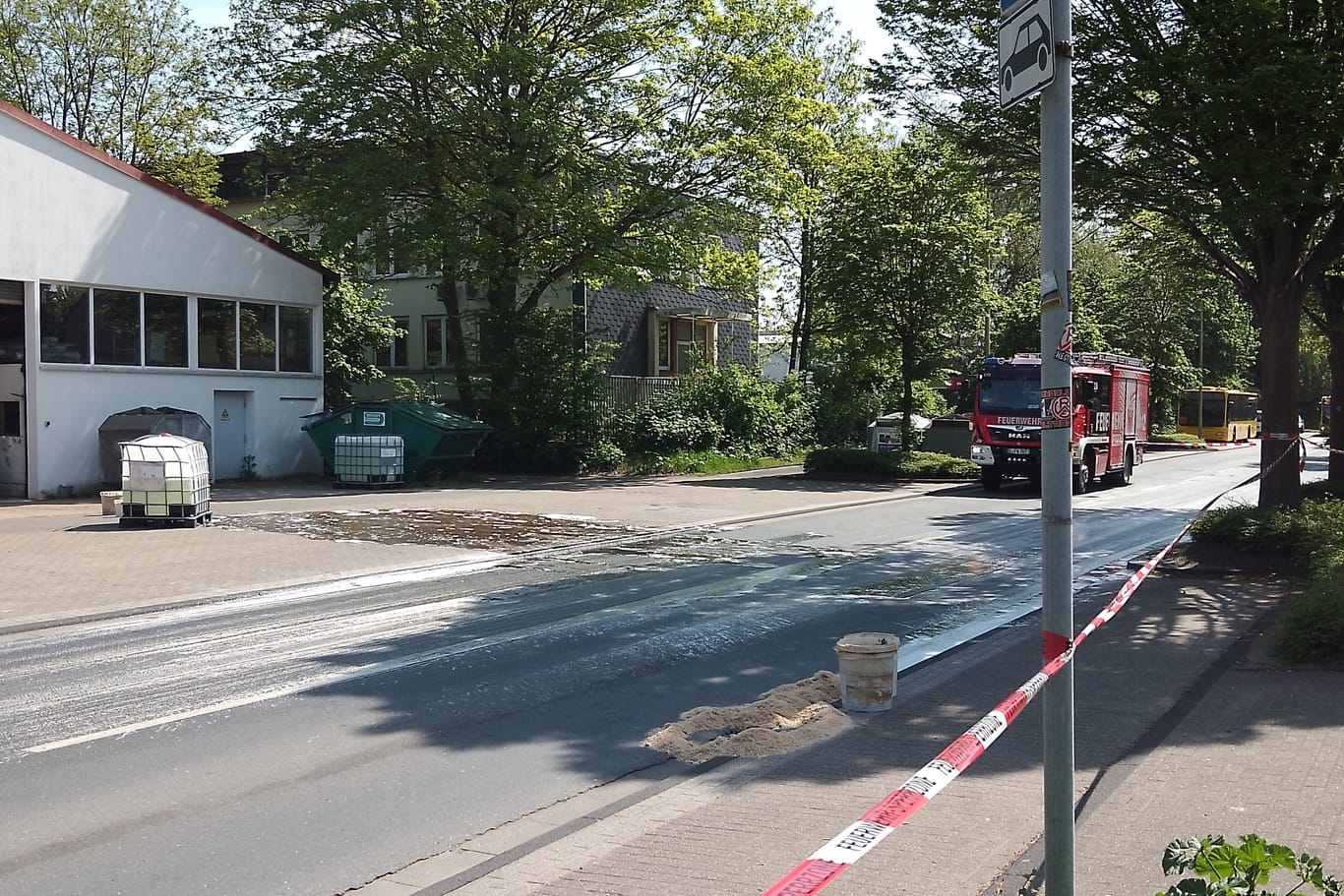 Auf der Heegstraße im Essenener Stadtteil Bergeborbeck ist eine leicht ätzende Flüssigkeit ausgelaufen: Die Straße musste daraufhin abgesperrt werden.