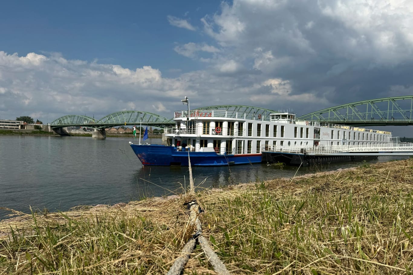 Schäden sind an der Vorderseite des Kreuzfahrtschiffes sichtbar, das in einen Unfall auf der Donau verwickelt war.