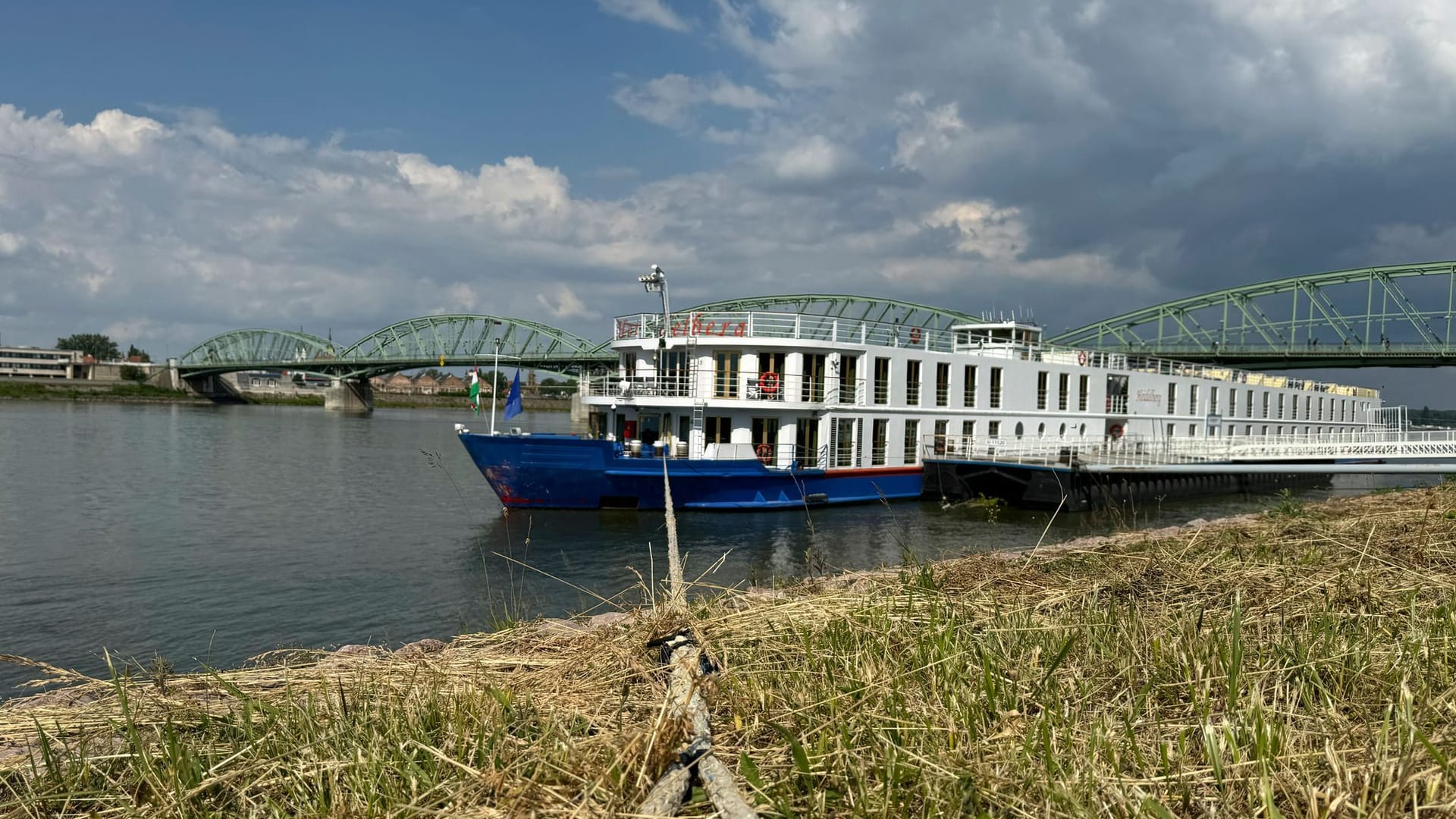 Schäden sind an der Vorderseite des Kreuzfahrtschiffes sichtbar, das in einen Unfall auf der Donau verwickelt war. Schäden sind an der Vorderseite des Kreuzfahrtschiffes sichtbar, das in einen Unfall auf der Donau verwickelt war.