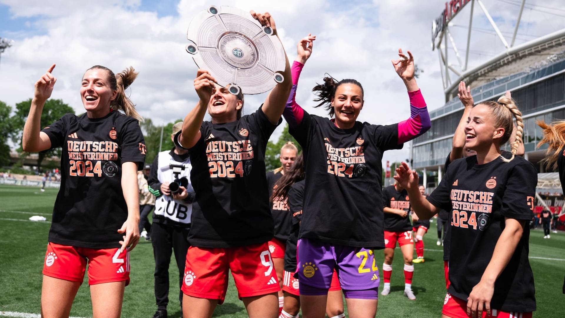 Meisterschaft fix: Bayern Münchens Linda Sembrant (l-r), Jovana Damnjanovic, Maria Luisa Grohs und Giulia Gwinn jubeln nach der Partie und halten eine Meisterschale aus Pappe in die Höhe.