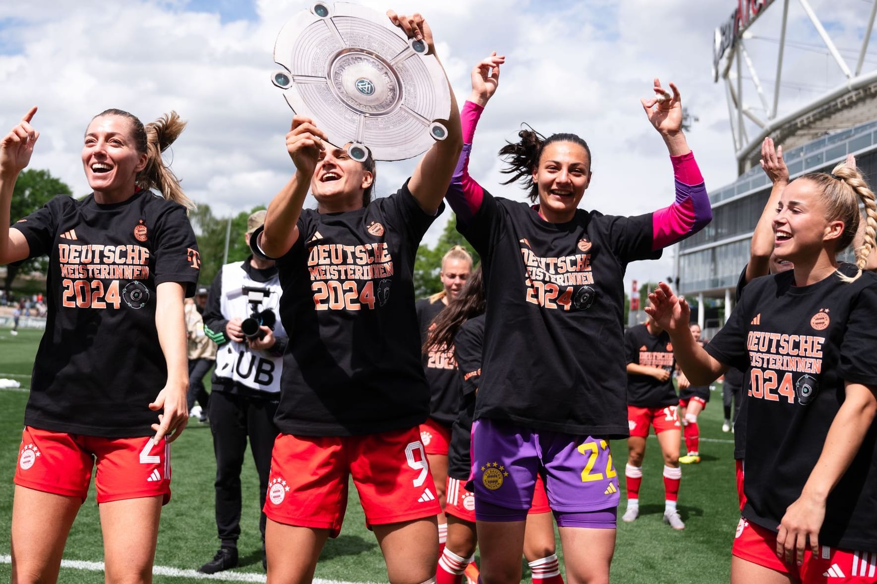 Meisterschaft fix: Bayern Münchens Linda Sembrant (l-r), Jovana Damnjanovic, Maria Luisa Grohs und Giulia Gwinn jubeln nach der Partie und halten eine Meisterschale aus Pappe in die Höhe.