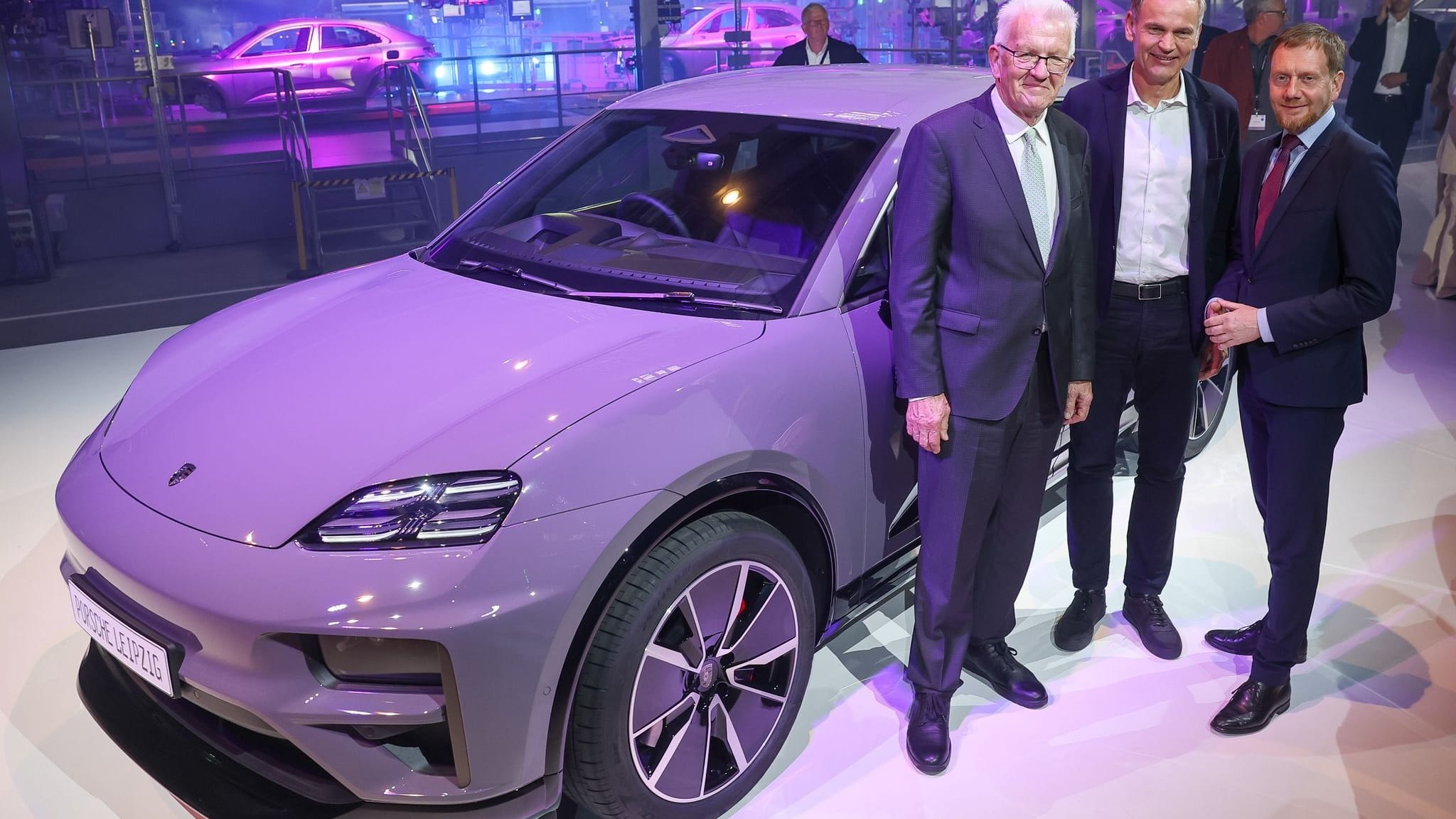 Porsche feiert Start der Elektromobilität im Leipziger Werk