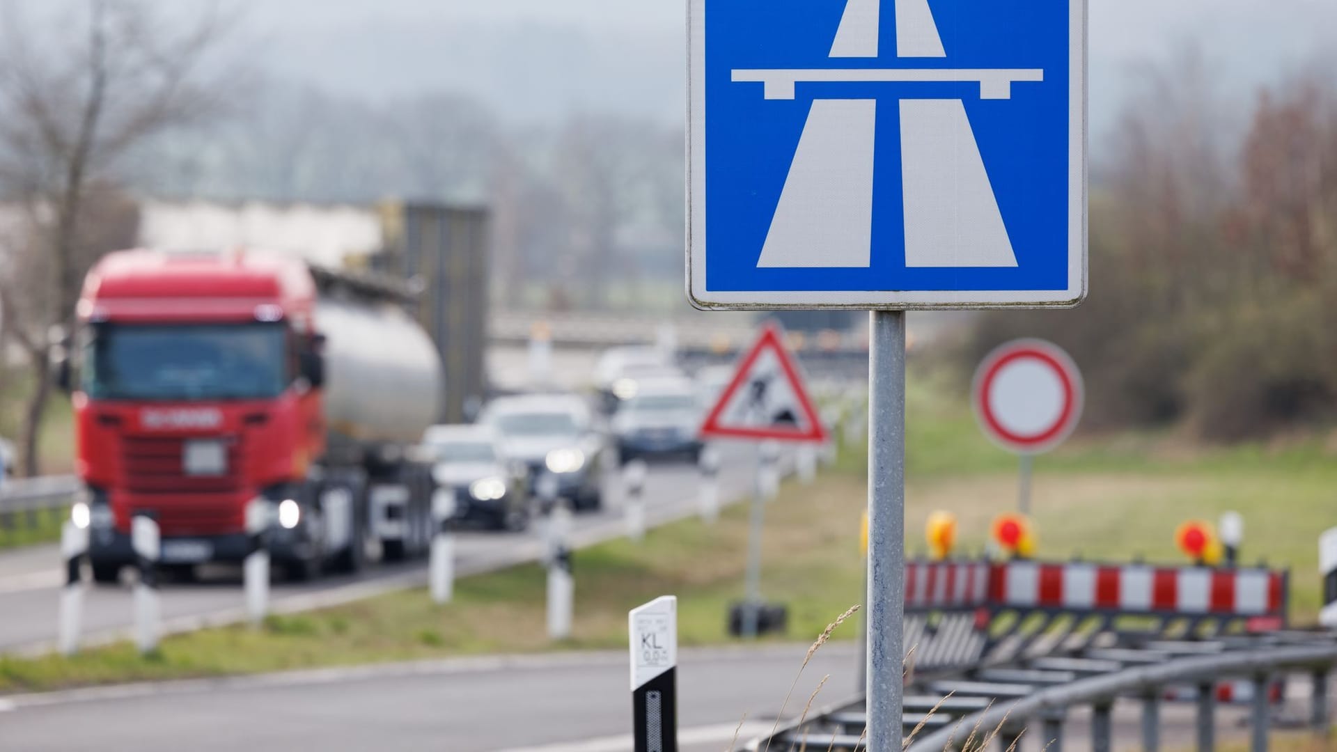 "Durchfahrt verboten" an einer Autobahnauffahrt (Symbolbild): Rund 150 marode Brücken stellen Niedersachsen vor große Verkehrsprobleme.