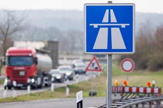 "Durchfahrt verboten" an einer Autobahnauffahrt (Symbolbild): Rund 150 marode Brücken stellen Niedersachsen vor große Verkehrsprobleme.