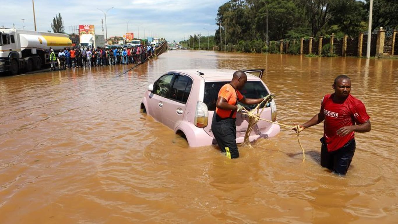 Katastrophe in Kenia und der Region: Starker Regen und Überschwemmungen machen nach Angaben des UN-Nothilfebüros OCHA seit März den Ländern Tansania, Burundi, Kenia, Somalia, Ruanda und weiteren Teilen Ostafrikas schwer zu schaffen.
