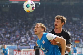 Svante Ingelsson (l.) von Hansa Rostock im Duell mit Paderborns Calvin Brackelmann.