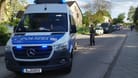 Polizisten sperren eine Straße im Berliner Bezirk Spandau für die Ermittlungsarbeiten: Nach dem Tod eines Mannes auf offener Straße ermittelt eine Mordkommission.