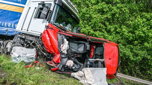 Unfall auf A6: Lkw rast in Gegenverkehr – zwei Tote