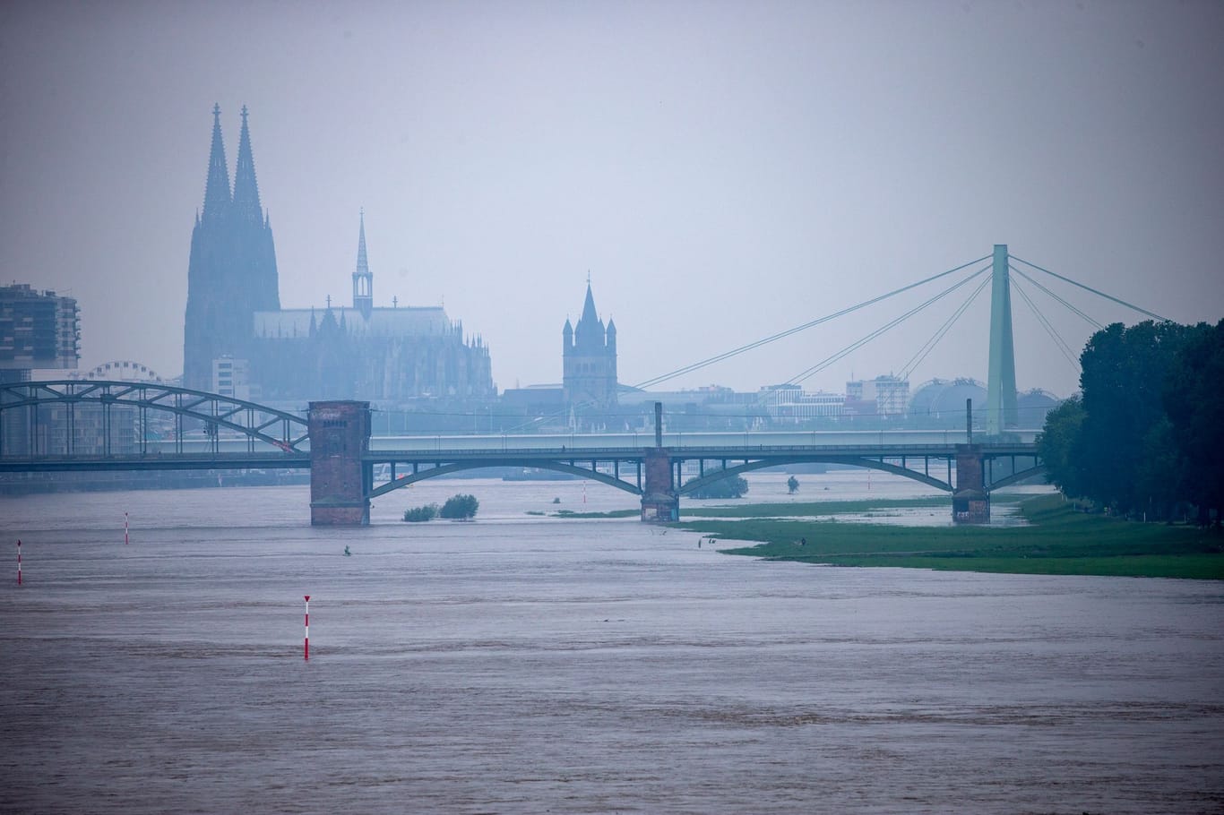Hochwasser am Rhein: Die Schifffahrt muss ihre Geschwindigkeit drosseln.