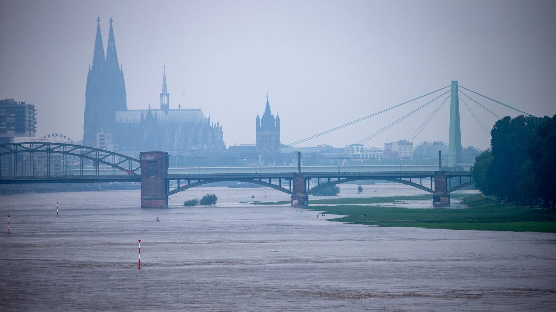 Hochwasser am Rhein: Die Schifffahrt muss ihre Geschwindigkeit drosseln.