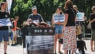 Eine täuschend echte Hundeattrappe liegt auf einem Grill: Die Tierschutzorganisation Peta plant eine Protestaktion in Hamburg.