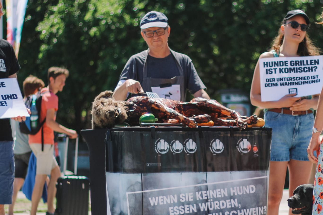 Eine täuschend echte Hundeattrappe liegt auf einem Grill: Die Tierschutzorganisation Peta plant eine Protestaktion in Hamburg.
