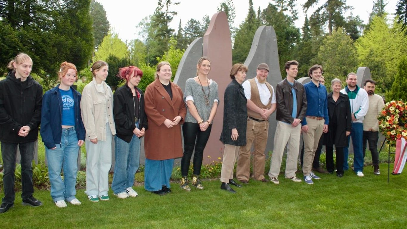 Einweihung des Denkmals: OB Henriette Reker (Mitte) mit den Schülerinnen und Schülern des Berufskollegs Ulrepforte.